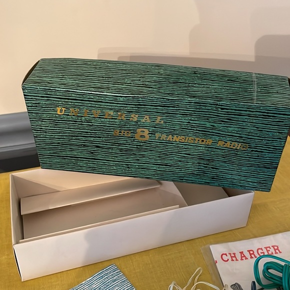 Universal Big 8 Transistor Radio , 60’s - Picture 4 of 9